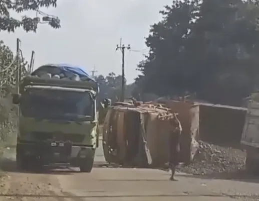 Truk bernuatan pasir terguling timpa ibu dan anak pemotor hingga tewas di Jalan Parungpanjang, Kabupaten Bogor. (Ist)