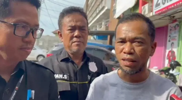 Salah seorang relawan Paslon presiden, Sigit didampingi Ketua Bawaslu Agus Aan dan Kasihumas Polresta Serang AKP Iwan Sumantri saat menyampaikan permohonan maaf. (ist)