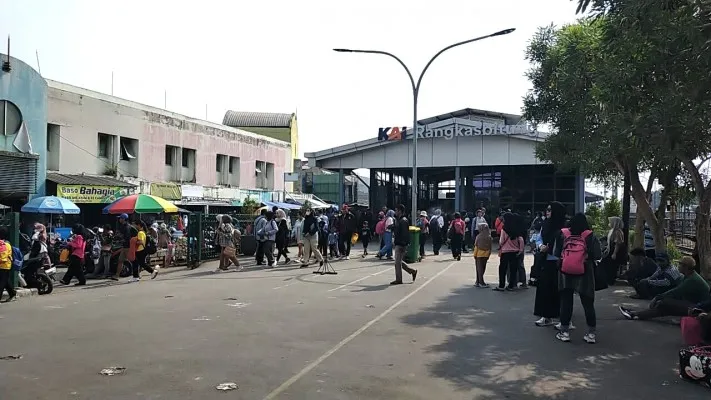 Caption: Suasana penumpang di Stasiun Rangkasbitung, Lebak. (ist)