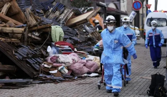 Tim penyelamat Jepang masih melakukan pencarian terhadap ratusan warga yang hilang usai gempa dan tsunami. (Foto/BBC News)