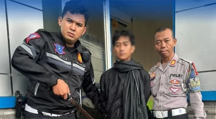 Polisi amankan warga yang membawa senjata tajam. ist