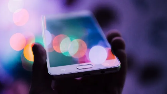 Akses video bokeh mode smartphone full paling ramai diburu 2024. (Foto: Unsplash/Rodion Kutsaiev)