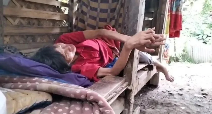 Caption: Salah satu anggota keluarga di Lebak yang mengalami kelumpuhan. (Tangkapan layar video)