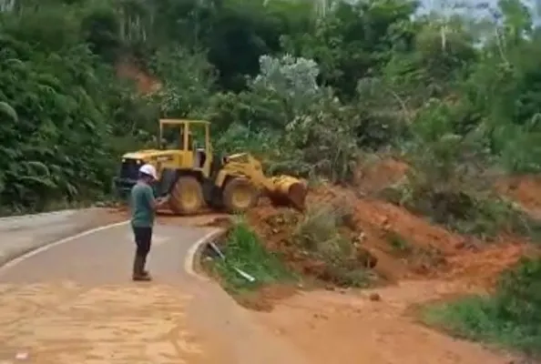 Petugas saat menangani tanah longsor yang menutup akses jalan di Lebak. (Ist).