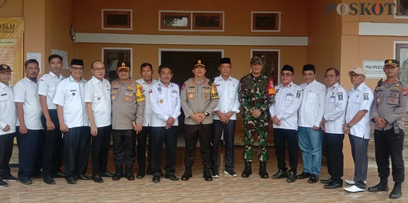 Foto: Kapolda Banten Irjen Abdul Karim mendapat keluhan dari masyarakat saat bersilaturahmi dan bhakti sosial di kantor Kecamatan Kragilan, Kabupaten Serang, Banten agar diberikan pelatihan agar menjadi mandiri dan tidak kerja serabutan. (Poskota/Rahmat Haryono)