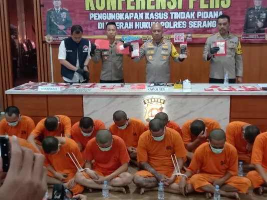 Kapolres Serang AKBP Candra Sasongko didampingi Wakapolres Kompol Ali Rahman, Kasatresnarkoba AKP M Ikhsan dan Kasihumas AKP Dedi Jumhaedi menunjukkan barang bukti narkoba saat konferensi pers di Mapolres Serang. (Haryono)