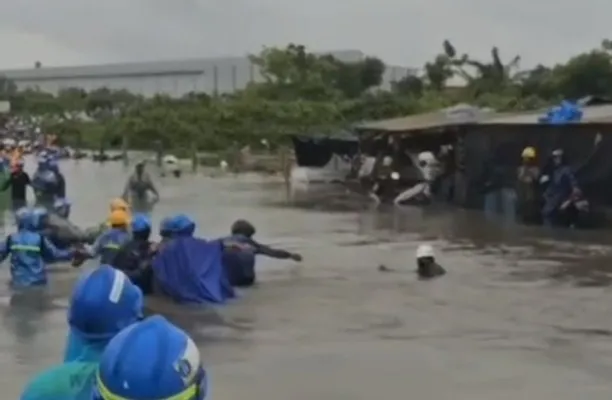 Foto: Karyawan Swasta Hilang Terseret Arus, Banjir di Kota Cilegon Putus Jalur Wisata Anyer. (Ist.)