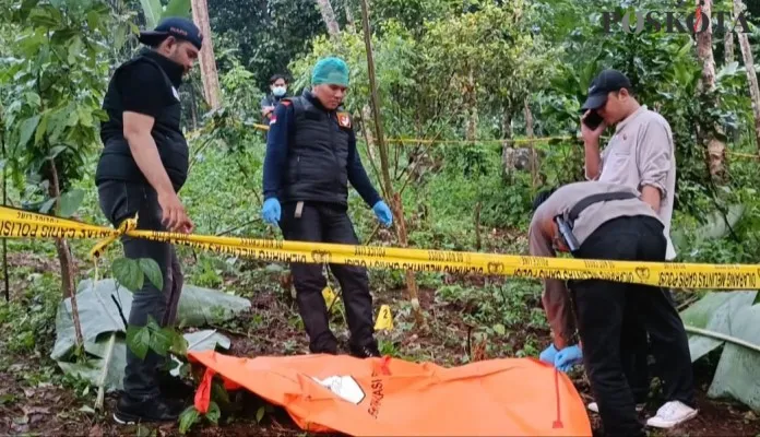 Tim Inafis Polres Pandeglang saat evakuasi jasad bayi di kebun. (foto: Poskota/Samsul Fatoni).