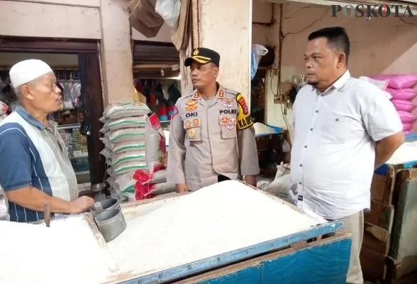 Kapolres Pandeglang saat Sidak harga sembako di Pasar Badak. (Samsul Fatoni)