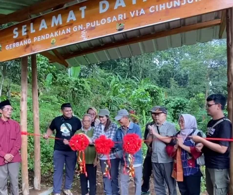 Jalur pendakian puncak Gunung Pulosari di Pandeglang diresmikan Perhutani dan LMDH. (Foto: Ist)