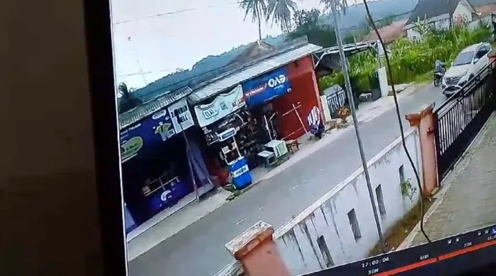 Pelaku modus tukar uang saat melakukan aksi jahatnya di Lebak terekam kamera CCTV. (Foto: Ist)