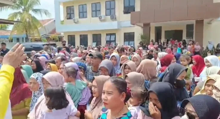 Suasana masyarakat saat mengantre untuk mendapatkan beras murah yang disediakan Tim Satgas Pangan Kabupaten Serang. (ist)