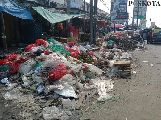 Kondisi tumpukan sampah di pinggir jalan Pasar Ciruas, Kabupaten Serang karena beberapa hari tidak diangkut petugas kebersihan. (Foto: Poskota/Haryono)