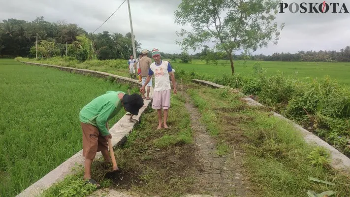 Sejumlah warga Pagelaran Pandeglang saat bersih-bersih jalan menuju TPU. (Foto: Poskota/Samsul Fatoni)