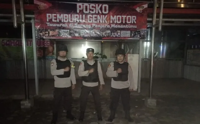 Personil Polres Serang yang bertugas di posko genk motor. (ist)