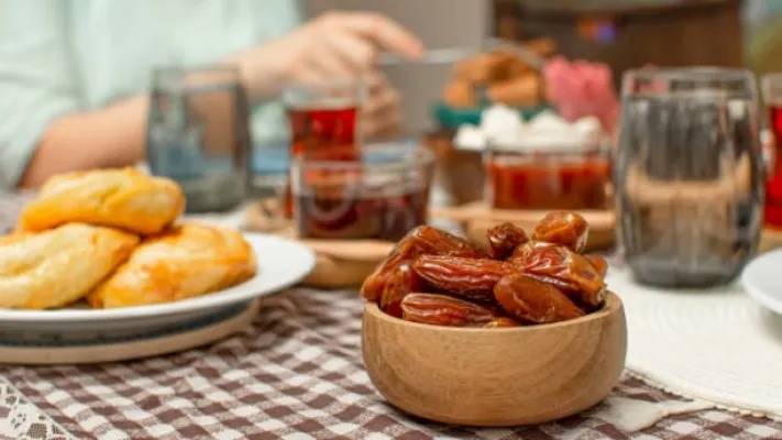 Jaga stamina dan kesehatan tubuh selama Ramadhan dengan memilih makanan yang tepat untuk sahur dan berbuka! (Foto: iStock)