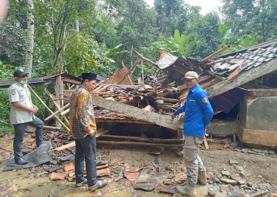 Sejumlah warga Lebak saat evakuasi puing bangunan rumah setelah dilanda angin puting beliung. (Foto: Ist)