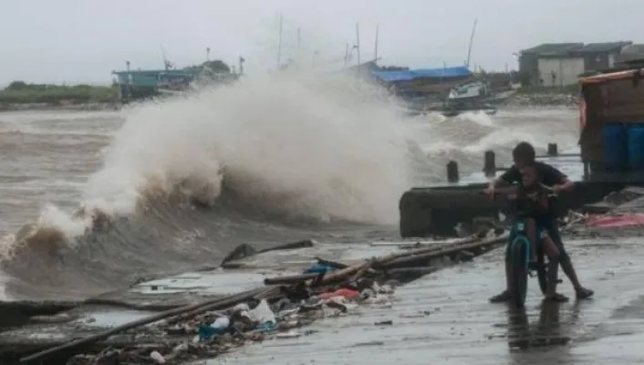 Gelombang tinggi perairan laut Labuan hambat aktivitas nelayan. (Foto: Ist)