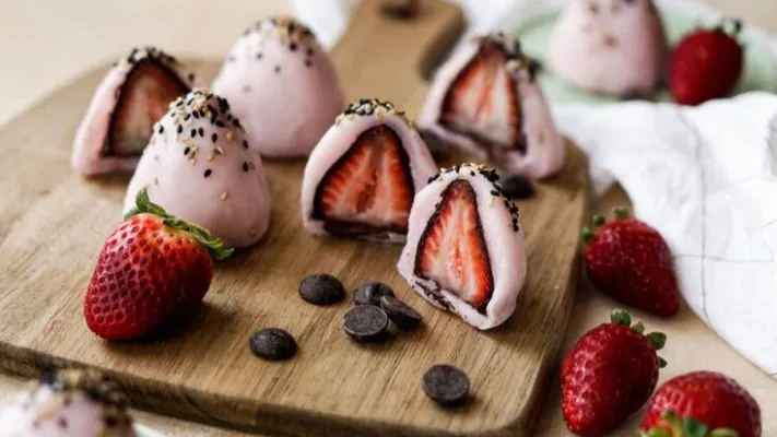 Resep mochi ichigo daifuku menu buka puasa takjil yang lezat. (Foto: Pinterest/Eat Cho Food)