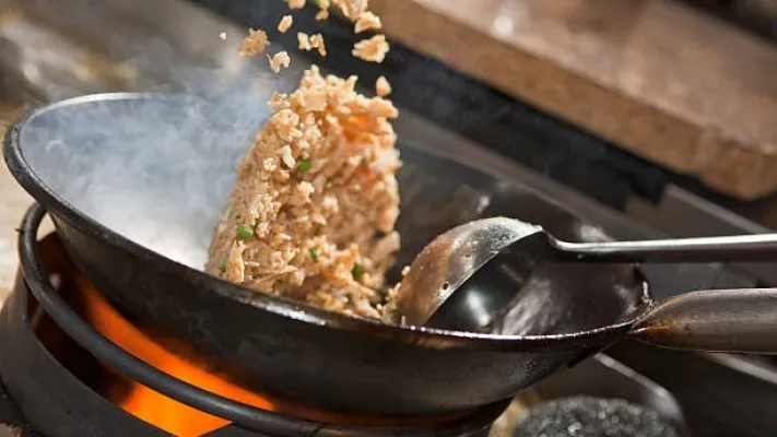 Resep nasi goreng ala abang-abang kaki lima untuk menu buka puasa Ramadhan. (Foto: iStock)