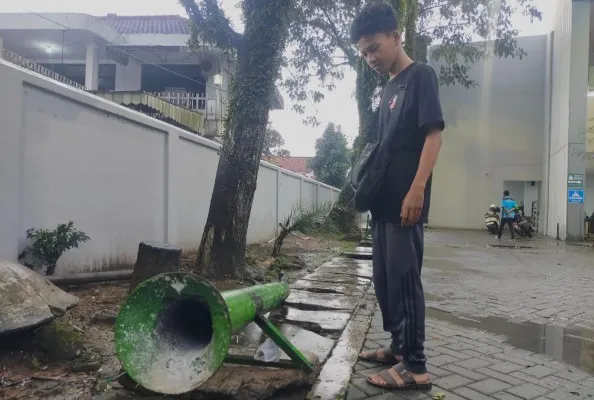 Warga Rangkasbitung Lebak saat melihat meriam hendak diledakan menjelang waktu magrib. (Foto: Ist)