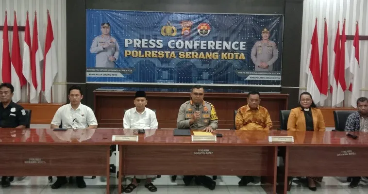 Kapolresta Serang Kota Kombes Sofwan didampingi Forum Kerukunan Umat Beragama (FKUB) saat konferensi pers terkait kasus dugaan penistaan agama. (Poskota/Rahmat Haryono)