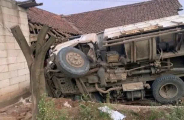 Truk tambang tabrak rumah di Parung Panjang, Kabupaten Bogor. (dokumen Polres Bogor)