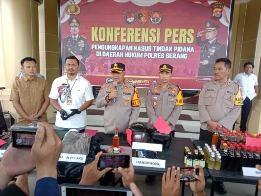 Kapolres Serang AKBP Condro Sasongko saat memberikan keterangan pers. (haryono)