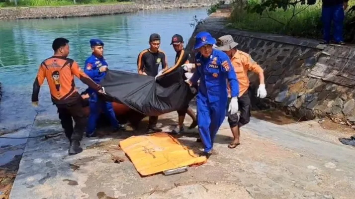 Tim SAR gabungan saat evakuasi korban nelayan hilang di Laut Pasauran, Carita, Pandeglang. (Dok. Basarnas Banten)