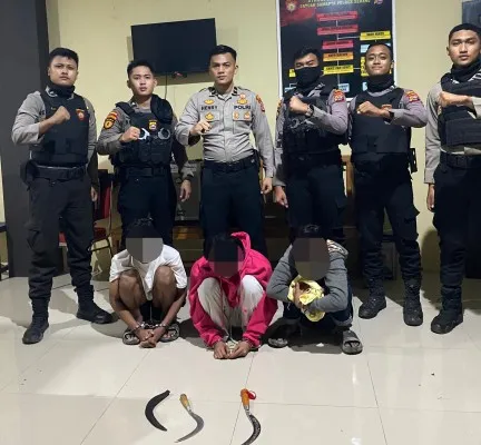 Tiga remaja saat diamankan Polres Serang karena kedapatan membawa celurit. (Dok. Satsamapta)