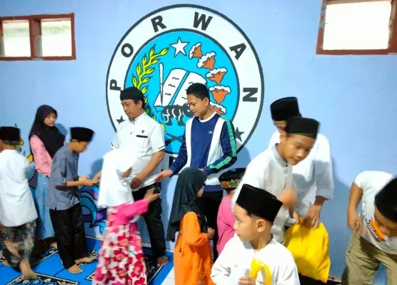 Puluhan anak yatim saat menerima santunan dari Porwan Pandeglang. (Dok. Porwan Pandeglang)