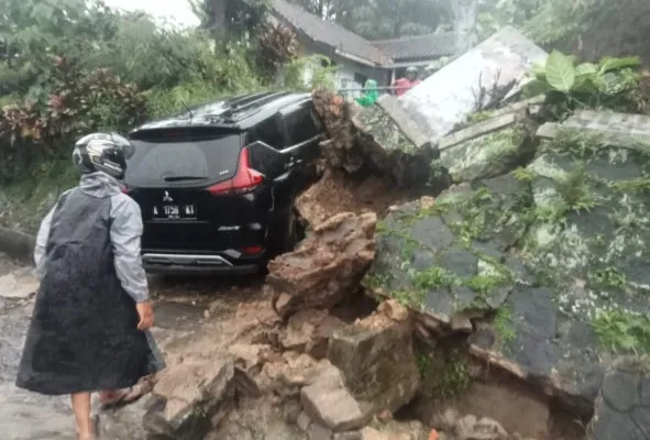 Petugas BPBD Pandeglang dan warga saat evakuasi mobil terdampak longsor. (Foto: Dok. Warga).