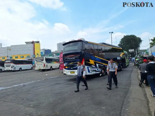 Petugas Dishub Kota Bekasi memantau situasi di Terminal Induk Bekasi. (Poskota/Ihsan)