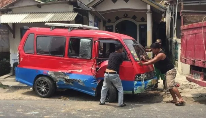 Warga saat evakuasi salah satu kendaraan yang terlibat kecelakaan beruntun di Lebak. (Dok. Warga)