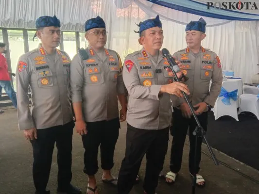 Kapolda Banten Irjen Abdul Karim didampingi Kabidhumas Kombes Didik Heriyanto dan Kapolresta Serang Kombes Sofwan Hermanto pada acara open house di rumah dinas. (Poskota/Rahmat Haryono)