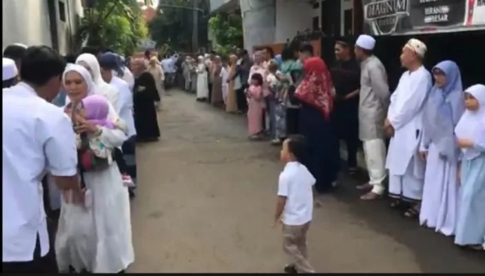 Prosesi halalbihalal usai melaksanakan sholat id di perum Duta Kranji, Bekasi Barat, Kota Bekasi. (Dok. Warga)