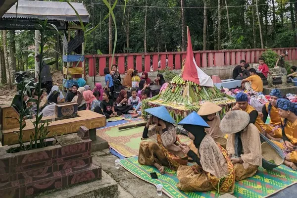 Ratusan warga di Sobang Pandeglang gelar budaya "Mapag Sri". (Foto: Dok. Warga).