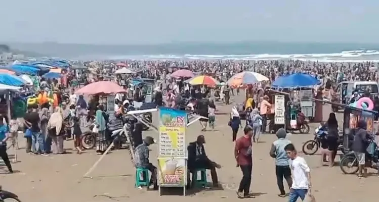 Ribuan wisatawan saat melakukan liburan di salah satu objek wisata di Banten. (Dok. Balawista Banten)