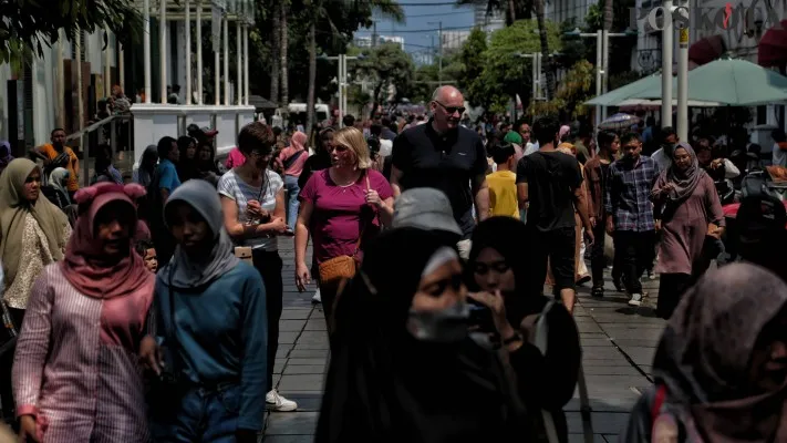 Aktivitas warga saat memadati kawasan Kota Tua Jakarta, Jakarta Barat, Minggu (14/4/2024). Kawasan Kota Tua Jakarta diserbu masyarakat untuk berlibur saat Idul Fitri 1445 H dan destinasi tersebut masih menjadi salah satu destinasi pilihan warga Jakarta serta masih diminati masyarakat saat libur lebaran dan libur panjang lainnya.Poskota/Ahmad Tri Hawaari