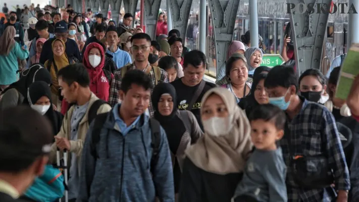 Sejumlah penumpang kereta api Jarak Jauh tiba di Stasiun Pasar Senen, Jakarta Pusat, Minggu (14/4/2024). (Sumber: Poskota/Ahmad Tri Hawaari)