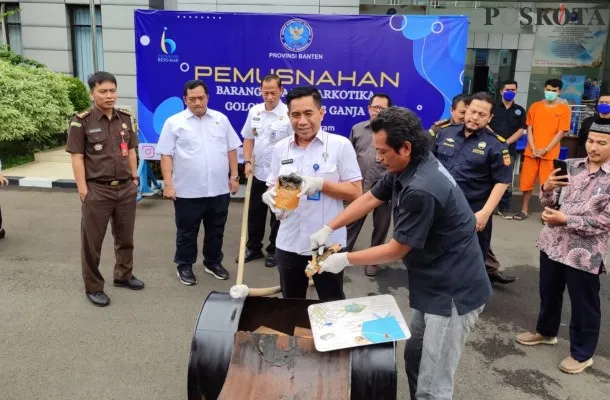 Kepala BNNP Banten saat memusnahkan narkoba di Kantor BNNP Banten beberapa waktu yang lalu. (Poskota/Rahmat Haryono)