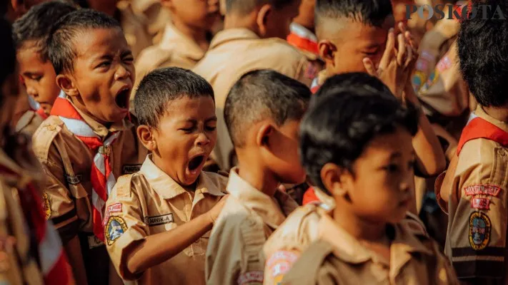 Siswa sekolah di Jakarta melaksanakan PJJ sementara waktu. (Sumber: Poskota/Ahmad Tri Hawaaril)