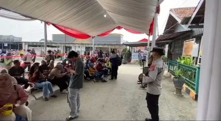 Ratusan calon penumpang KAI saat menunggu keberangkatan di Stasiun Rangkasbitung Lebak. (Dok. Warga)