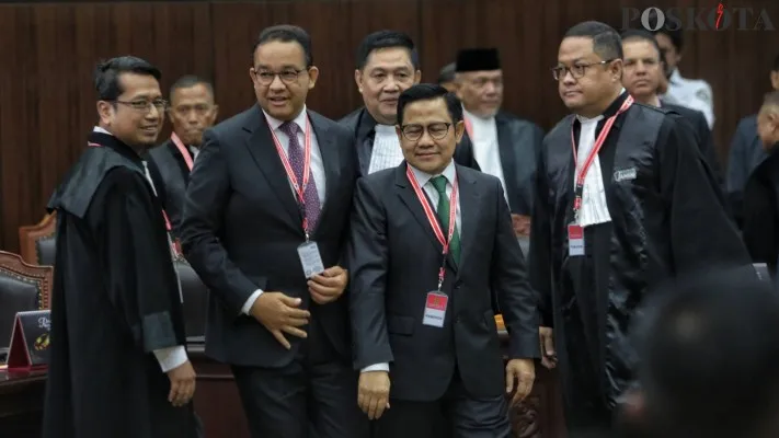 Calon presiden dan calon wakil presiden nomor urut 1 Anies Rasyid Baswedan dan Muhaimin Iskandar saat mengikuti sidang putusan perselisihan hasil Pilpres 2024 di Gedung Mahkamah Konstitusi, Medan Merdeka Barat, Jakarta Pusat, Senin (22/4/2024). Mahkamah Konstitusi akan membacakan putusan perselisihan hasil pilpres 2024 usai melaksanakan sejumlah sidang diantaranya mendengar gugatan, pemeriksaan saksi dan ahli hingga meminta keterangan dari empat menteri.Poskota/Ahmad Tri Hawaari