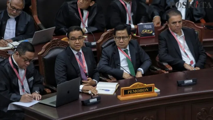 Calon presiden dan calon wakil presiden nomor urut 1 Anies Rasyid Baswedan dan Muhaimin Iskandar saat mengikuti sidang putusan perselisihan hasil Pilpres 2024 di Gedung Mahkamah Konstitusi, Medan Merdeka Barat, Jakarta Pusat, Senin (22/4/2024). Mahkamah Konstitusi akan membacakan putusan perselisihan hasil pilpres 2024 usai melaksanakan sejumlah sidang diantaranya mendengar gugatan, pemeriksaan saksi dan ahli hingga meminta keterangan dari empat menteri.Poskota/Ahmad Tri Hawaari