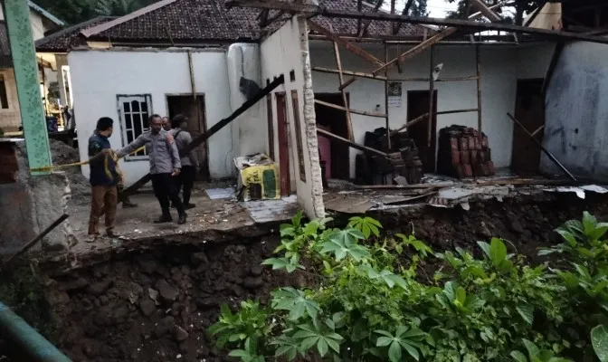 Kondisi rumah korban terdampak tanah longsor di Pulosari Pandeglang. (Foto: Samsul Fatoni).