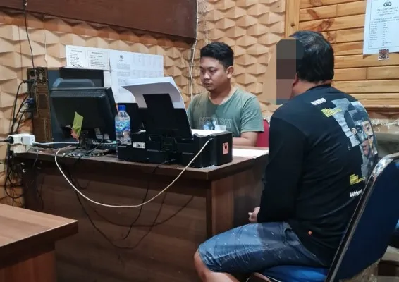 Tersangka AB saat menjalani pemeriksaan di ruang Satresnarkoba Polres Serang. (haryono)