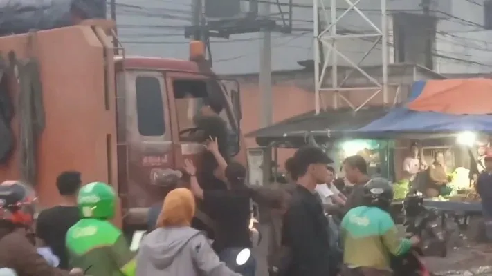 Tangkapan layar, aksi pemukulan terhadap sopir truk di Cileungsi Bogor (dokumen warga)