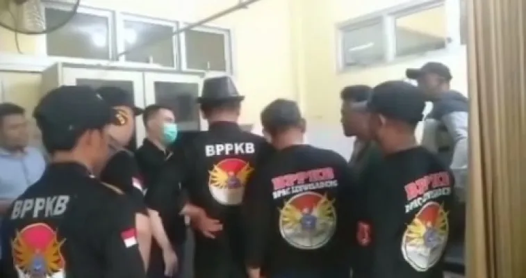 Sekelompok orang ngamuk dan meluapkan amarah di sebuah Puskesmas di Leuwisadeng Bogor. (Dok. warga)