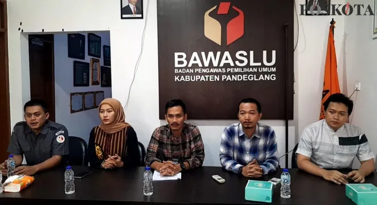 Jajaran Bawaslu Pandeglang saat lakukan konferensi pers terkait perekrutan Panwascam. (Poskota/Samsul Fatoni)